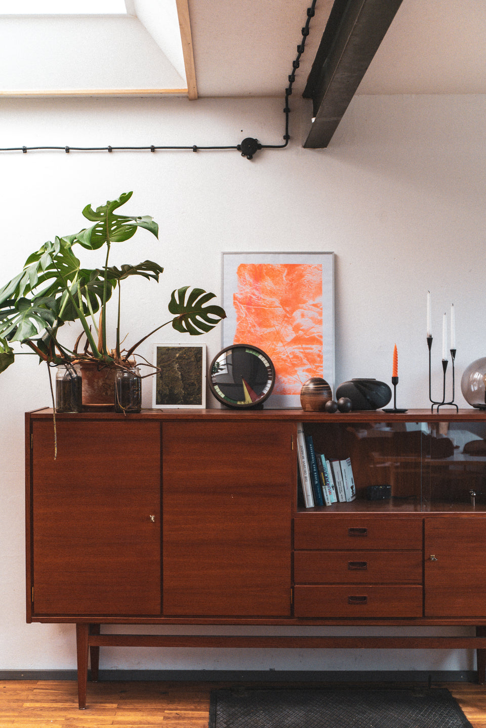 TIAN Nature series - brown case with desk stand